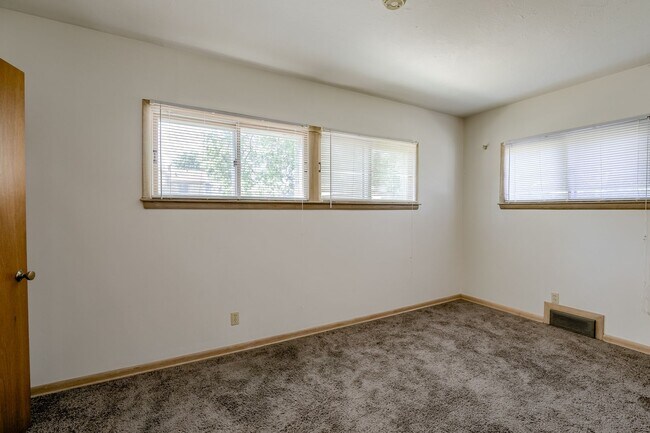 Building Photo - **NEW FLOORS AND REMODELED KITCHEN** Cute ...