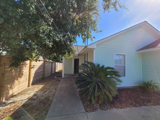 Building Photo - Duplex