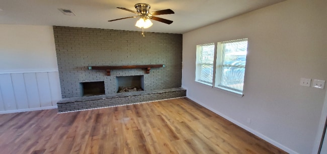 Building Photo - 2413 E 16th Ct