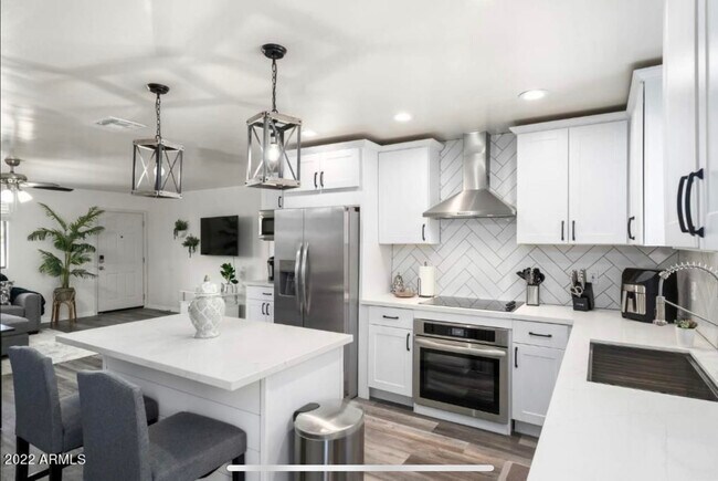 Kitchen - 2331 W Belmont Ave