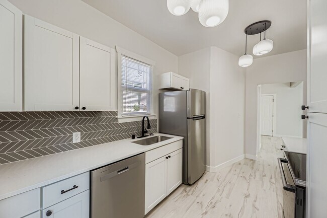 Foto del edificio - Breathtaking Renovation! Oversized 2 Bed 1...