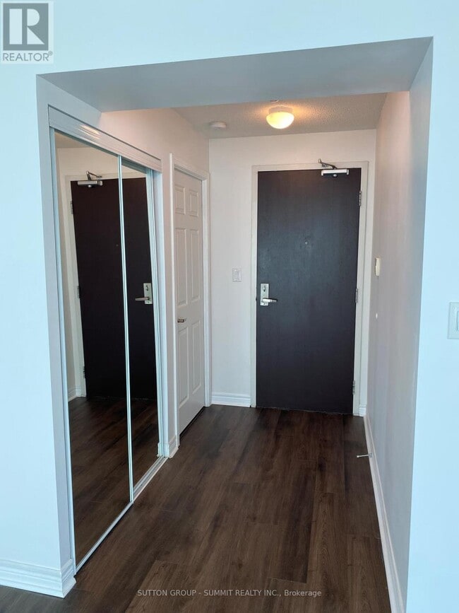 Photo du bâtiment - 208-2208 Enfield Pl