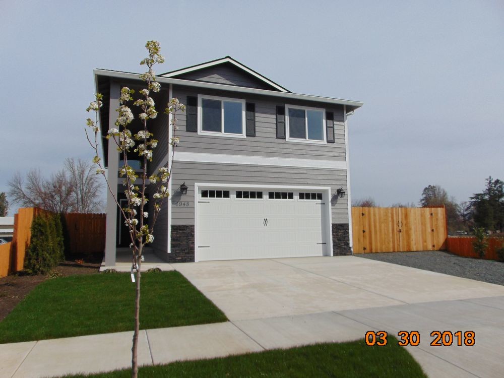 Foto principal - Brand new 3-bedroom home in SW Medford