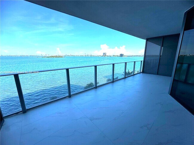 Foto del edificio - 700 NE 24th St