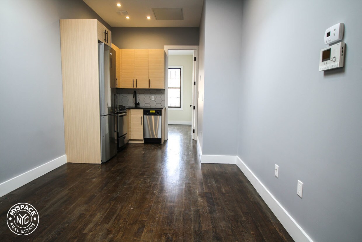 Foto principal - 54-38 Arnold Ave