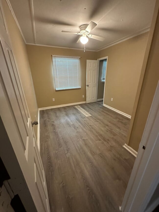 Building Photo - 2874 Village Green Dr