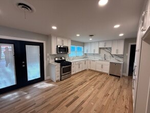 Building Photo - 2858 Royal Ln