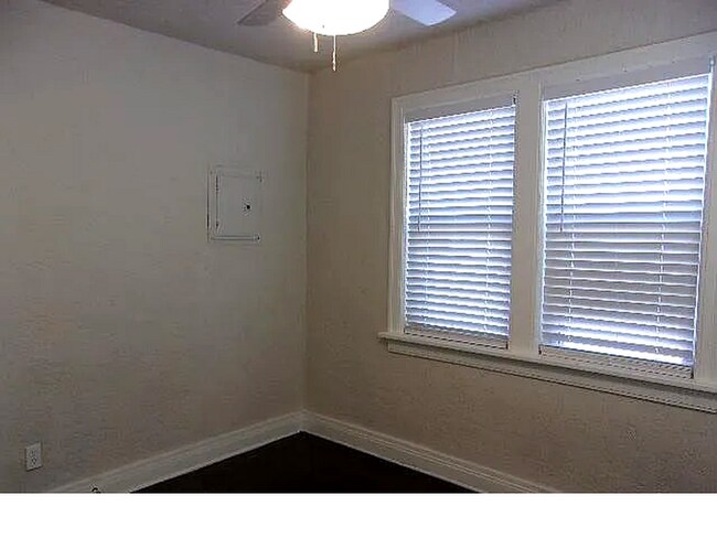 Foto del edificio - Charming 1-Bed in Gatewood with Hardwood F...