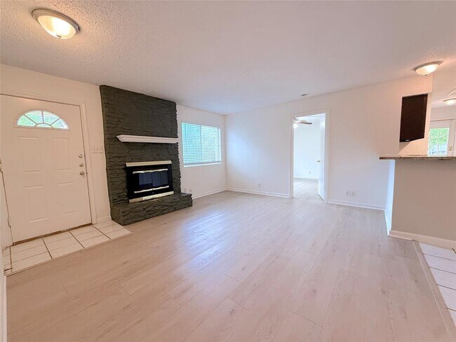 Foto del edificio - 9900 Hundred Oaks Cir
