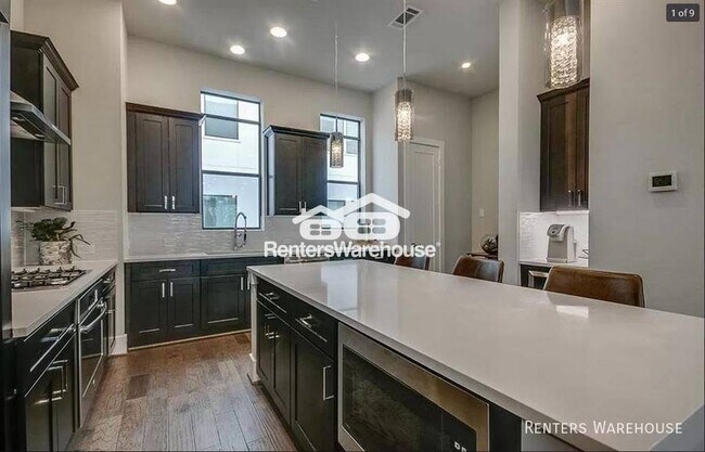Building Photo - Gorgeous 3 story luxury freestanding townh...