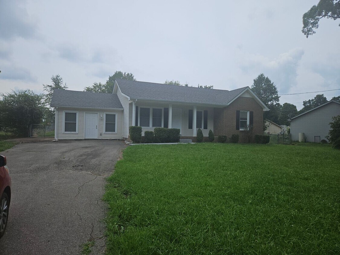 Building Photo - 220 Bob White Dr