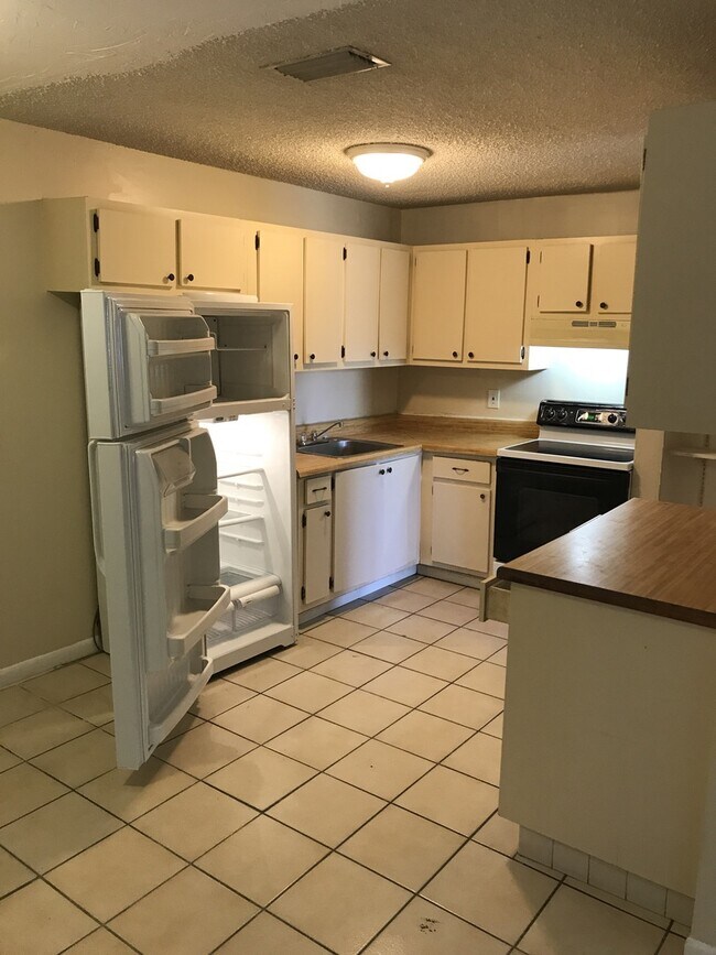 Foto del edificio - Large 2-1 with central air