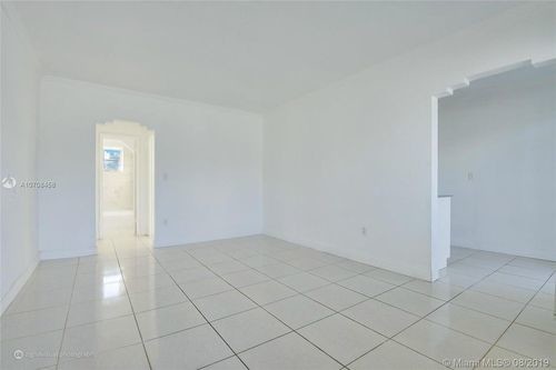 Foto del edificio - 7435 Harding Ave