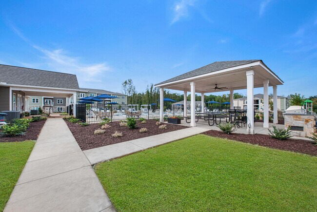 Parrilla cubierta en Preston Park Apartments en Burlington, Carolina del Norte - Preston Park Apartments