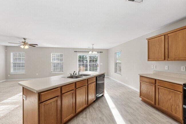 Foto del edificio - Spacious 4 BR, 2.5 BA, Master BR on Main, Conveniently Located Between Greenville and Spartanburg