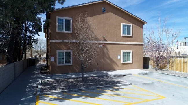 Building Photo - 2 Bedroom 1 Bathroom Upstairs Unit!