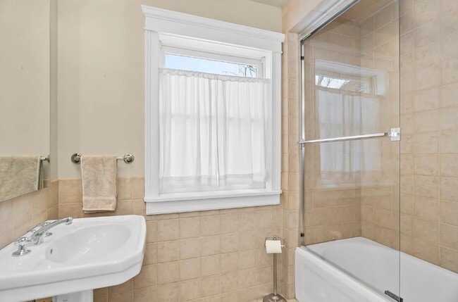 Building Photo - 2744 Lawndale Ave