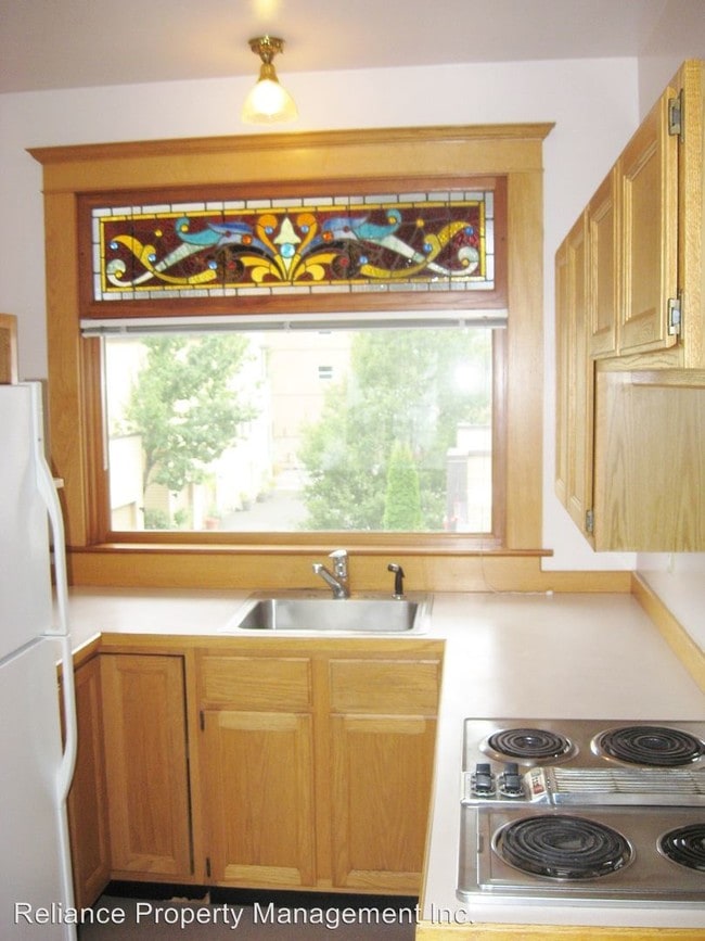 Building Photo - 1608 NE Halsey St