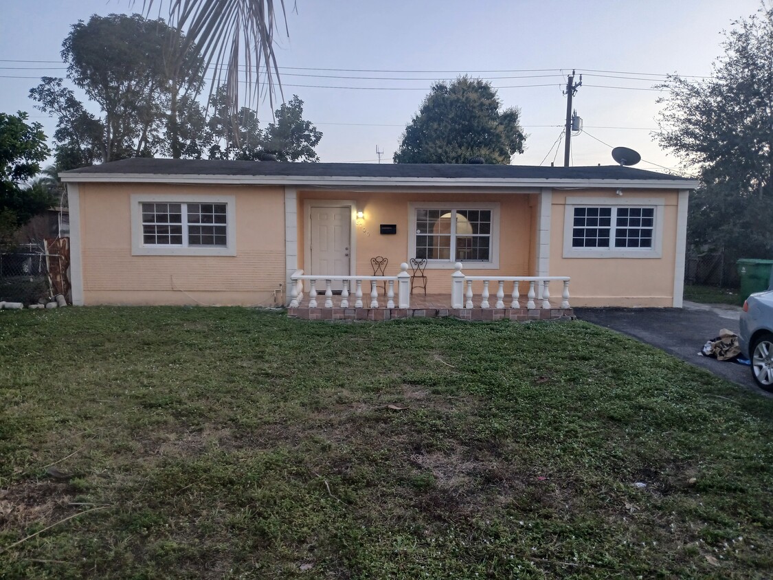 Foto principal - 6700 SW 26th St