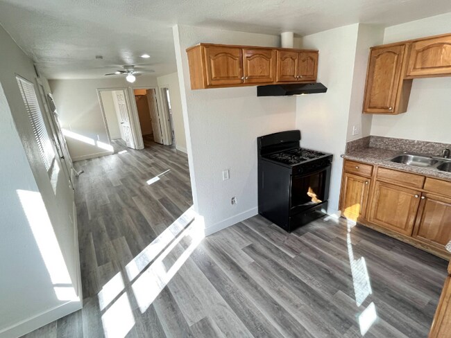 Foto del edificio - 1604 N H St