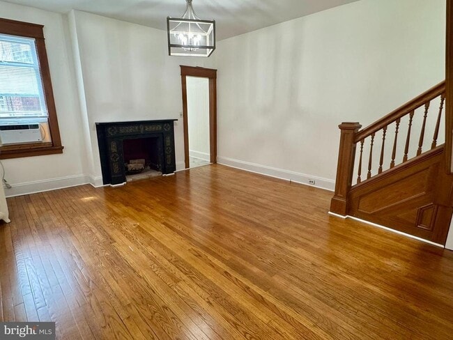 Foto del edificio - 112 E 3rd St