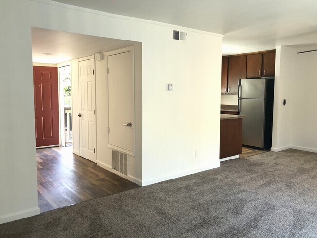 Foto del edificio - Cedarwood Apartments