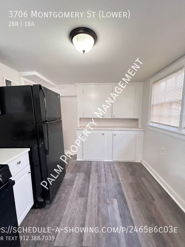 Building Photo - Cute downstairs Duplex Apartment: Complete...
