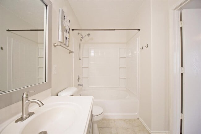 Building Photo - 6 Thicket Grove Pl