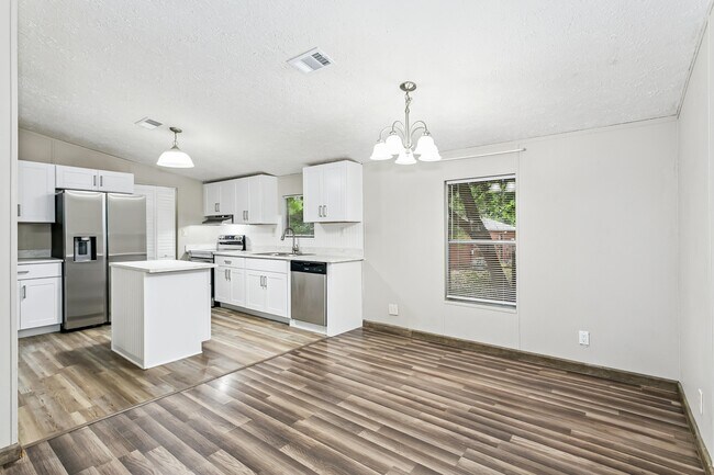 Foto del edificio - 223 Ajax Dr NW