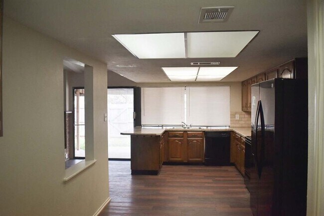 Building Photo - 828 Wood Glen