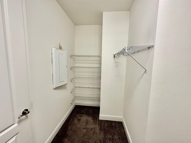 Building Photo - Lake Noa Townhome for Rent