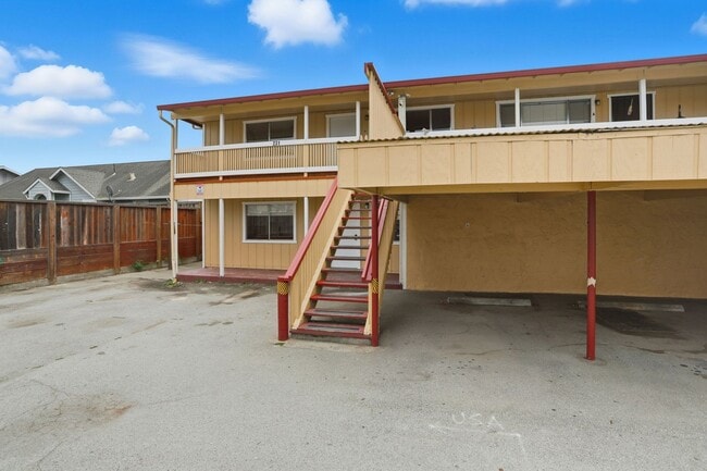 Foto del edificio - Spacious Upstairs Unit!