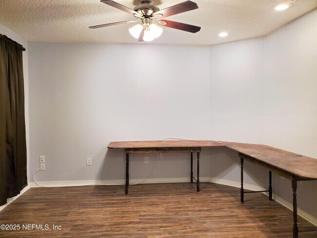 Foto del edificio - 2149 Pine Tree Ln