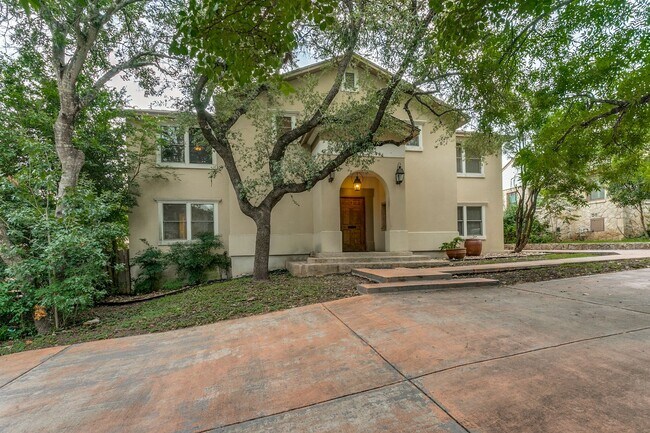 Building Photo - Magnificent 6-Bedroom, 5-Full Bath in Terr...