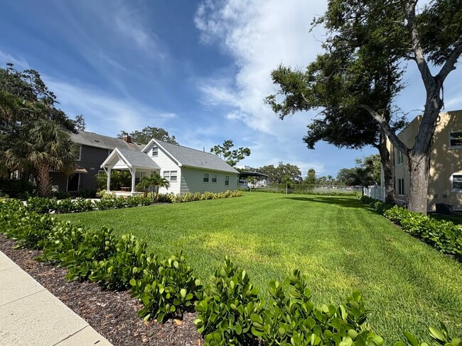 Large yard with landscaping around. - 701 Oak Ave