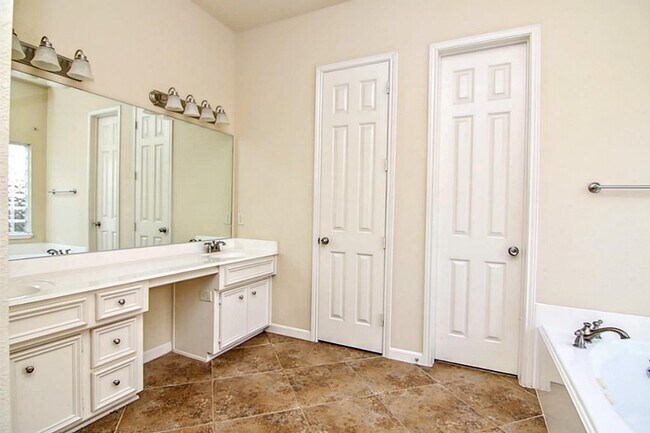 Foto del edificio - 5223 Pebble Bluff Ln