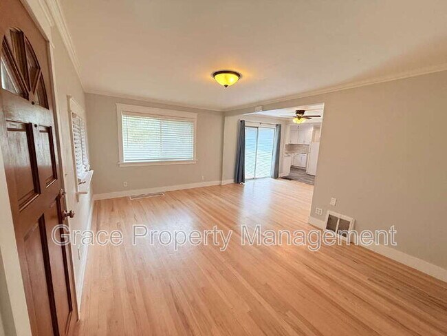 Building Photo - 5685 S Elmwood St