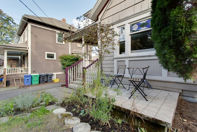 Photo - 1913 SE Stark St Apartment