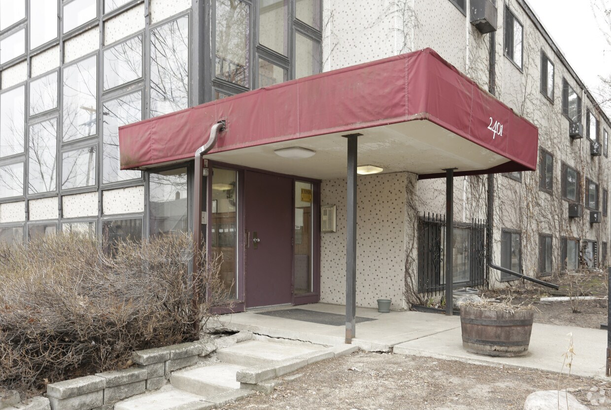 Foto del edificio - 2401 Clinton Av