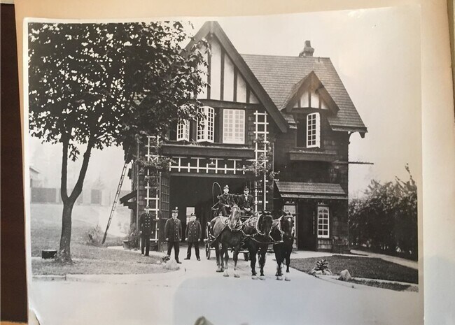 Foto del edificio - Converted Early 20th Century Firehouse