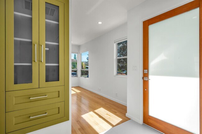 Foto del edificio - 8447 Kittyhawk Ave