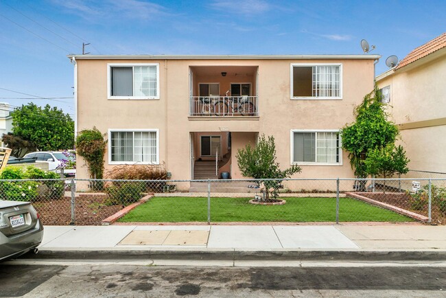Building Photo - 2400 Vanderbilt Ln