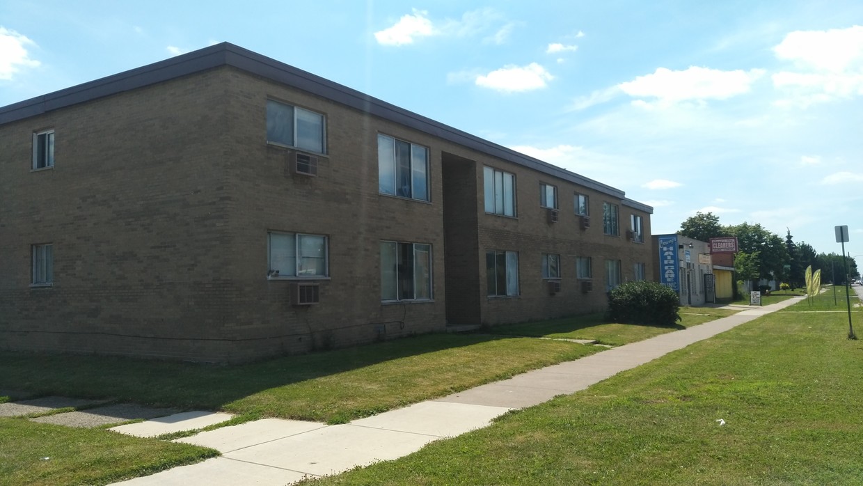 Primary Photo - 11388 E 7 Mile Rd