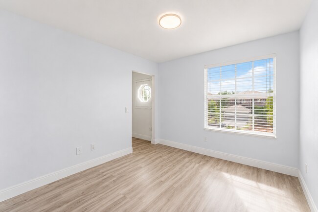Foto del edificio - 5477 Queenship Ct