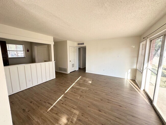 Building Photo - 3/1.5 Ready to go!