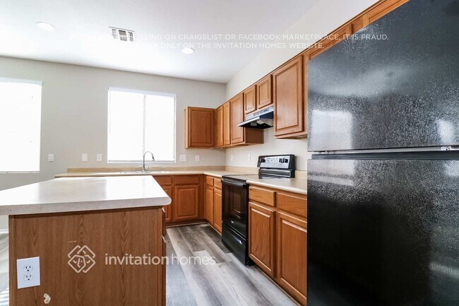 Building Photo - 12420 W Woodland Ave