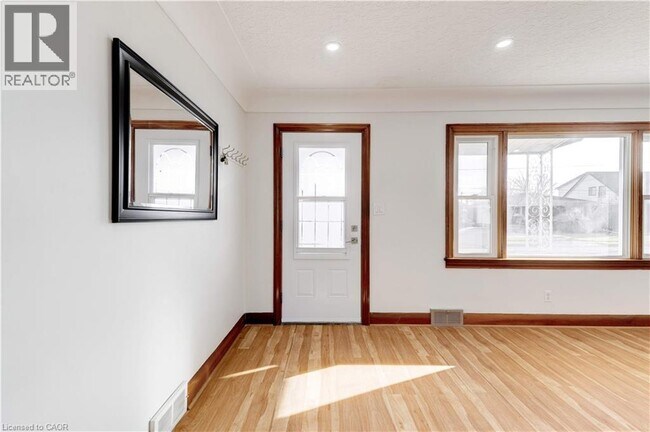 Building Photo - 662 Harriet St