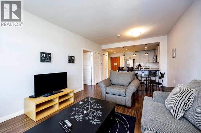 Photo du bâtiment - 215 W 1st St