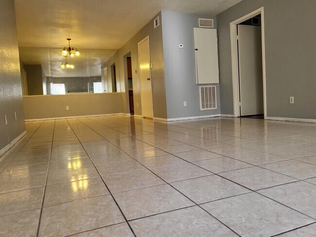 Building Photo - 7400 Bellerive Dr