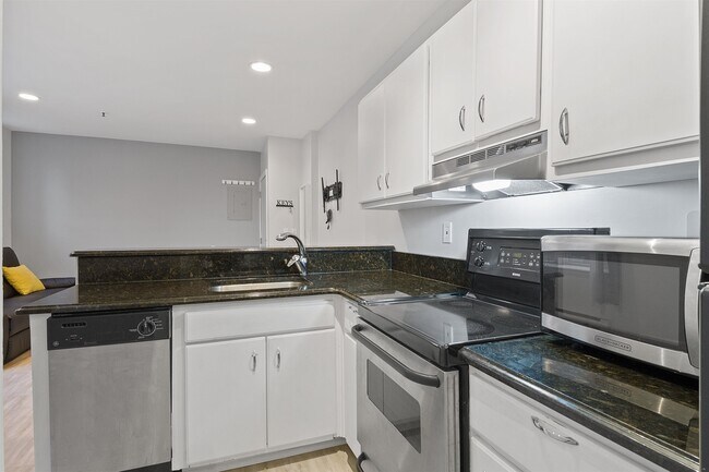 Building Photo - 533 Monroe St